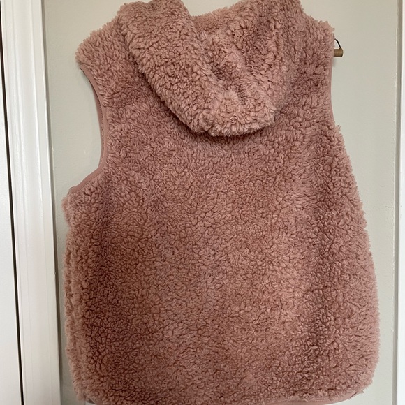 Pink women’s fuzzy vest with hood - Picture 9 of 10